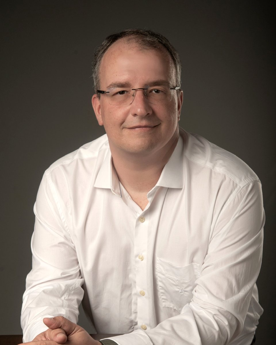 Dr. Felipe Guio no consultório